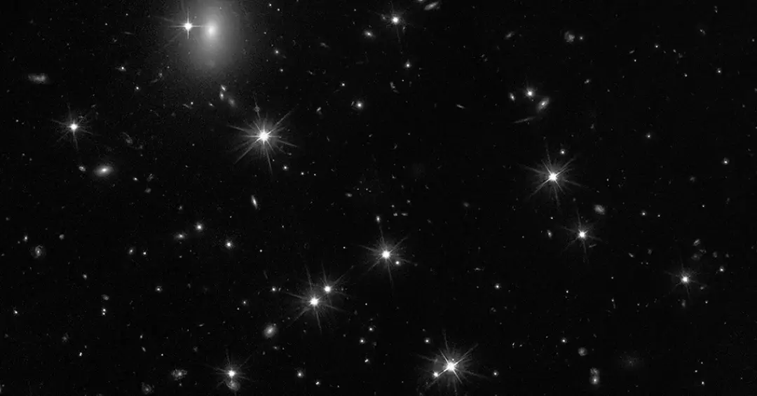 Astrônomos identificam galáxia com 99,9% de matéria escura