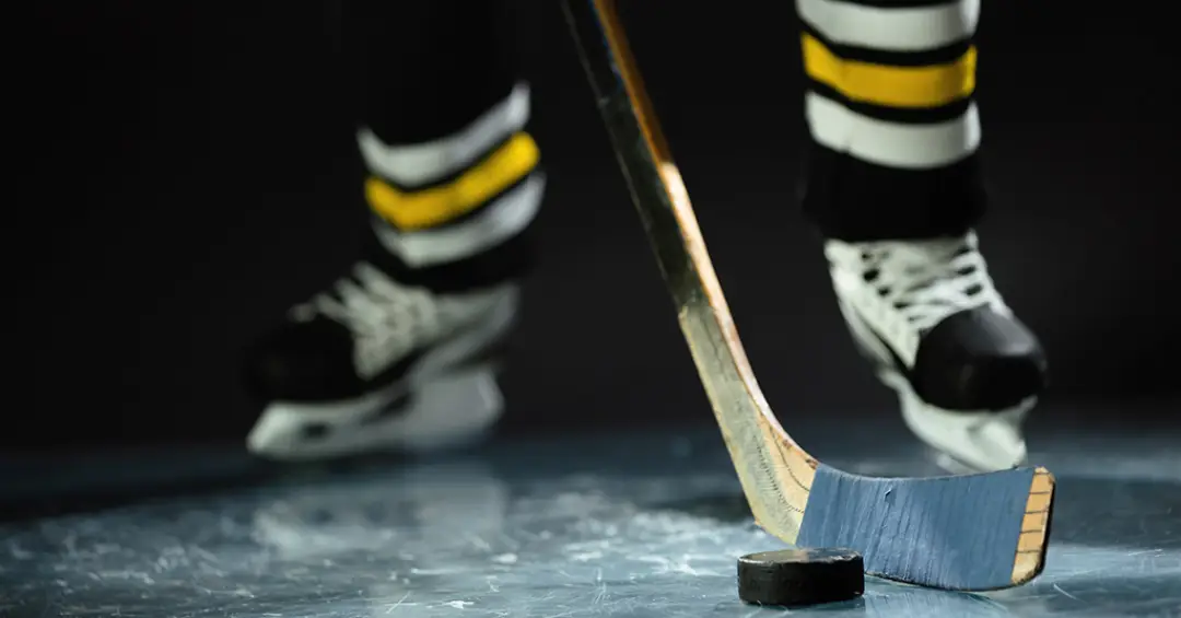 De que são feitos os discos e as pás do hóquei no gelo?