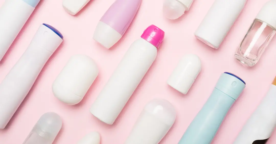 Por que alguns desodorantes deixam as axilas brancas?