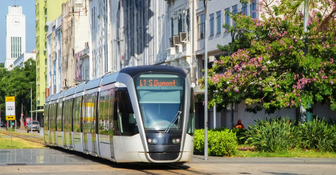 Por que os trilhos do VLT carioca não dão choque?