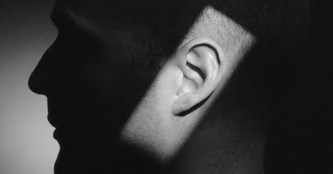 Fechar os olhos realmente ajuda a ouvir melhor?