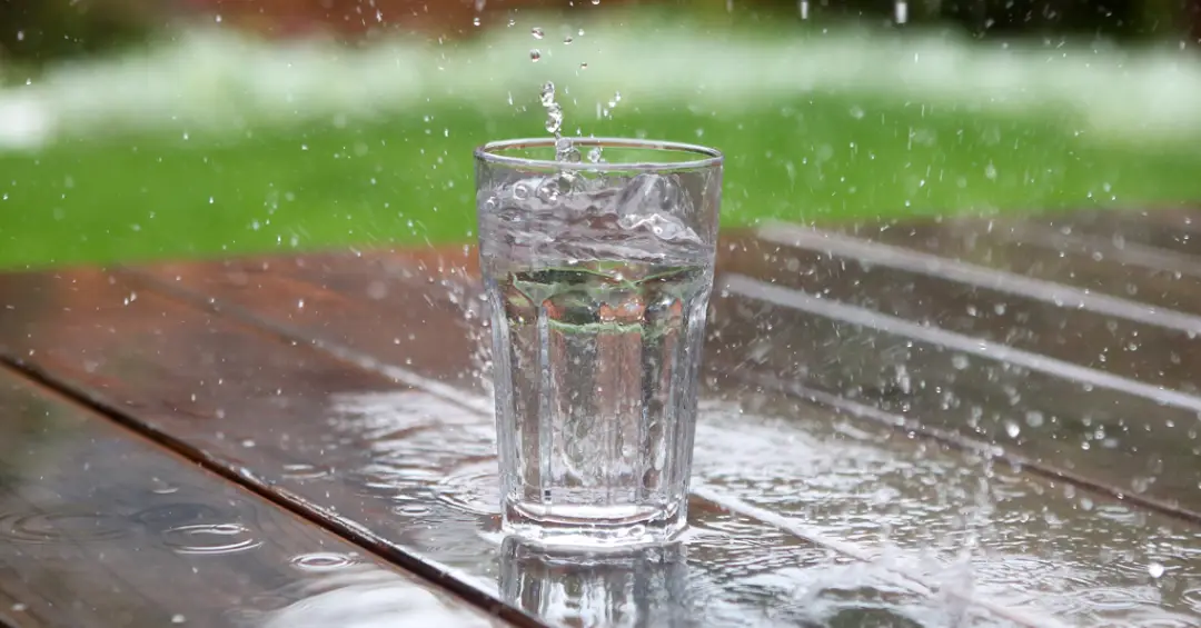 Há algum risco em ingerir água diretamente da chuva?