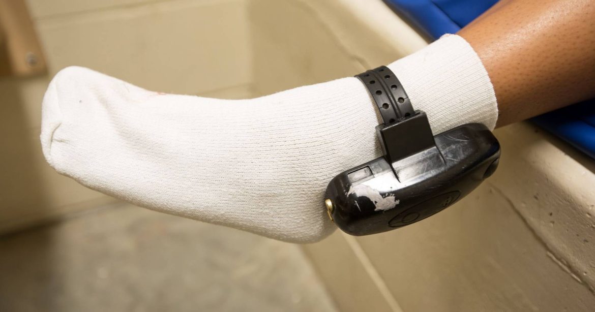 Mateus Saize anuncia início das pulseiras electrónicas para Maio