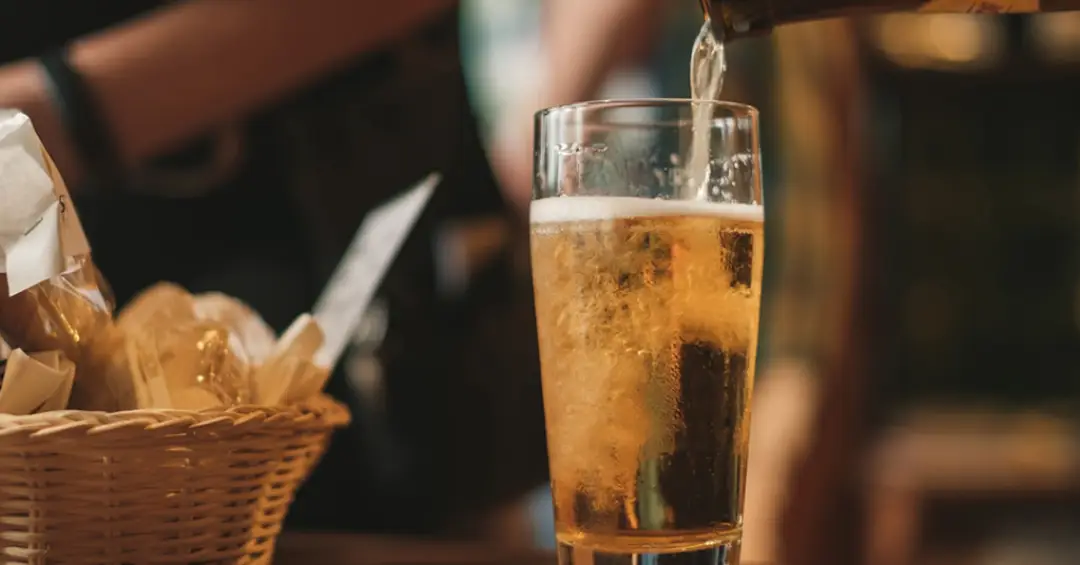 Resíduo da fabricação de cerveja aumenta o FPS de protetores solares, diz estudo brasileiro