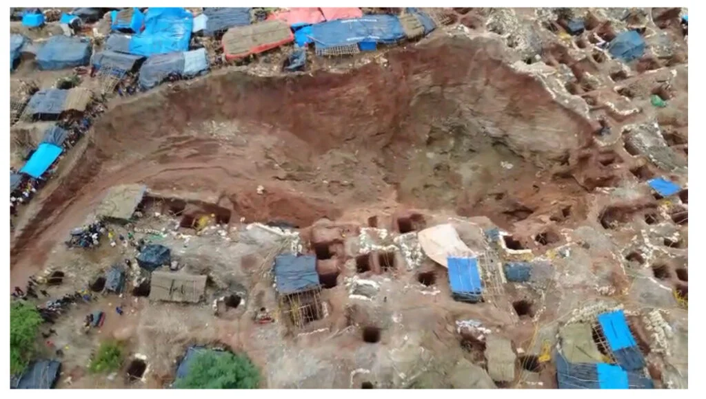 Sobe para 11 o número de mortos no desabamento da mina de ouro "seis carros" em Vandúzi