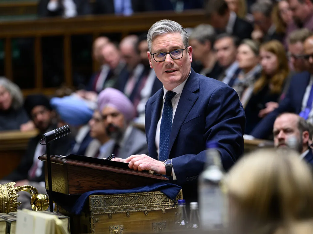 Starmer ‘não vai ceder’ à pressão para entrar na guerra contra Irão