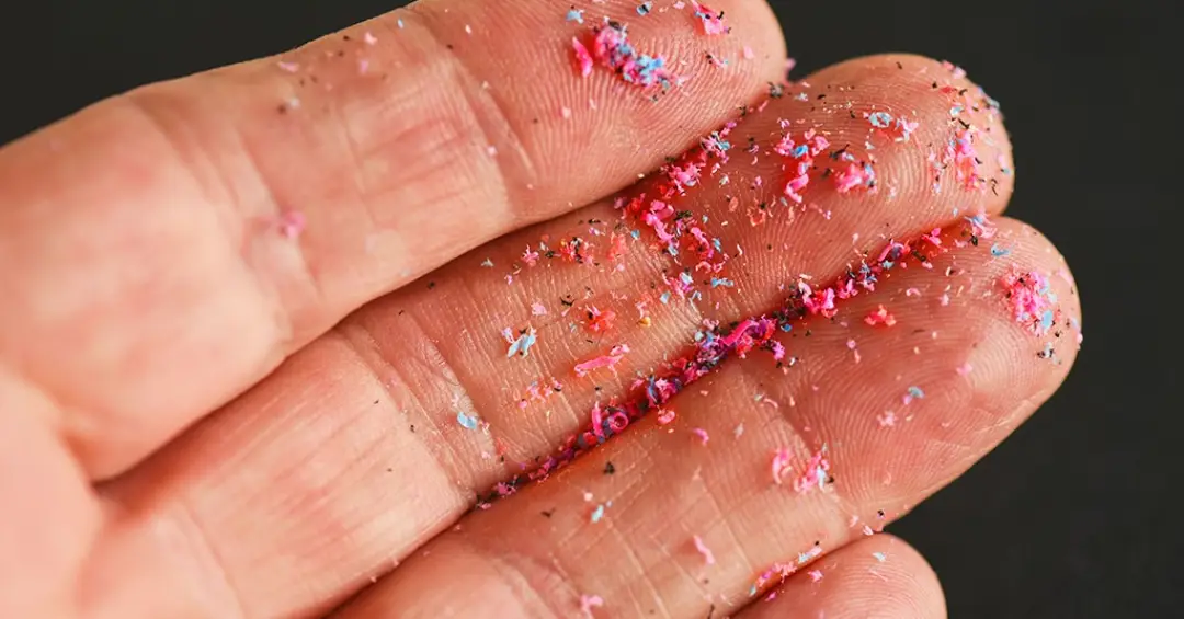 Microplásticos presentes no ar podem estar agravando o aquecimento global. Entenda como