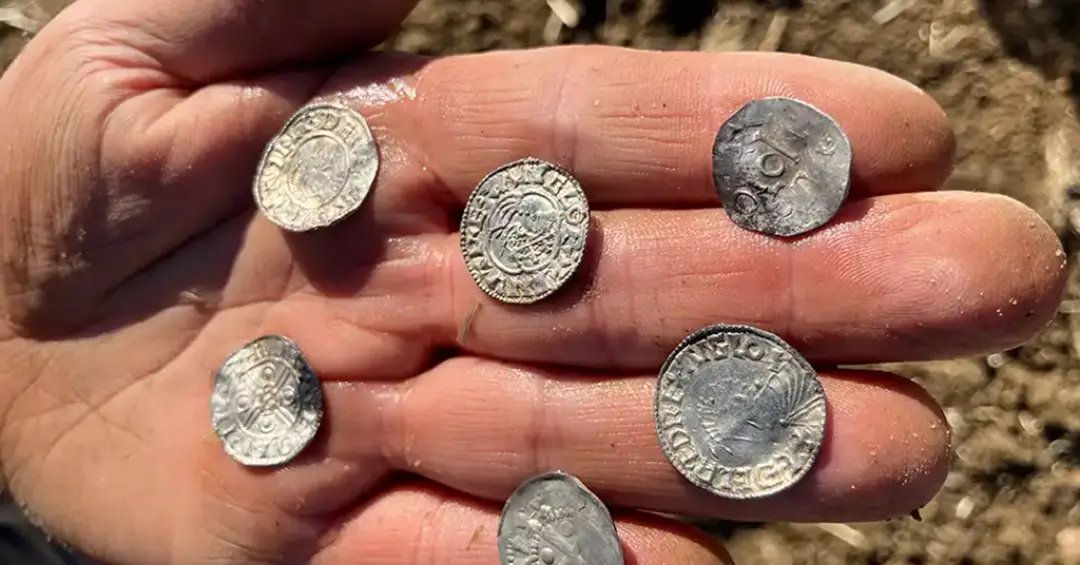 Quase 3 mil moedas: detector de metal revela maior tesouro viking da Noruega