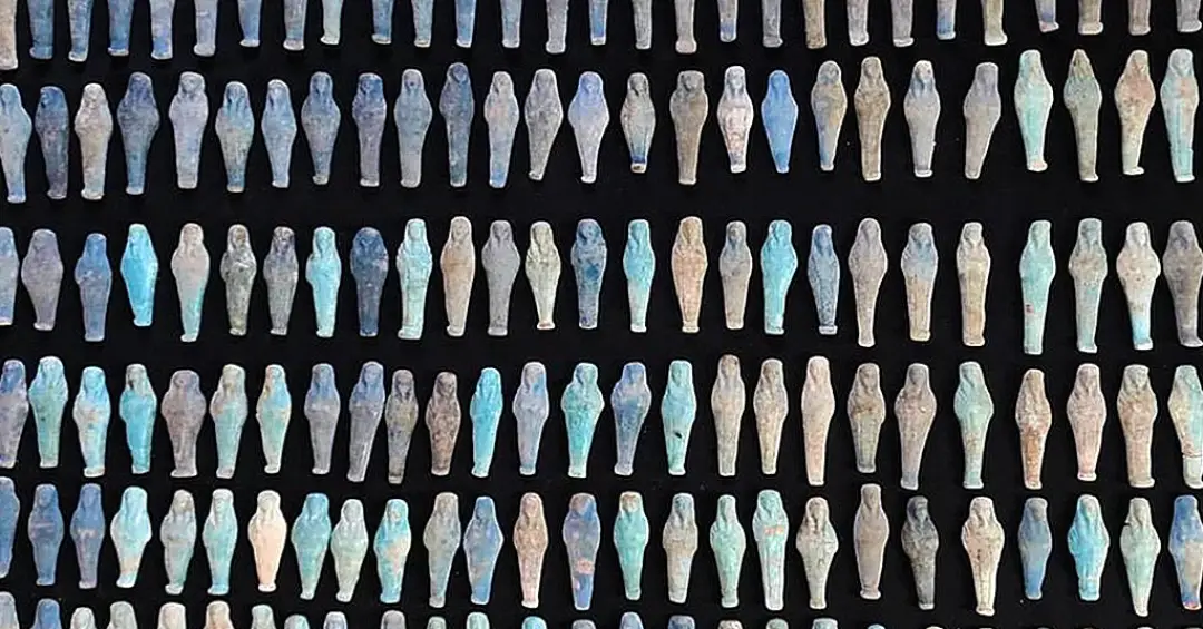 Por que os egípcios enterravam estatuetas com os mortos? 500 estatuetas são achadas em necrópole egípcia