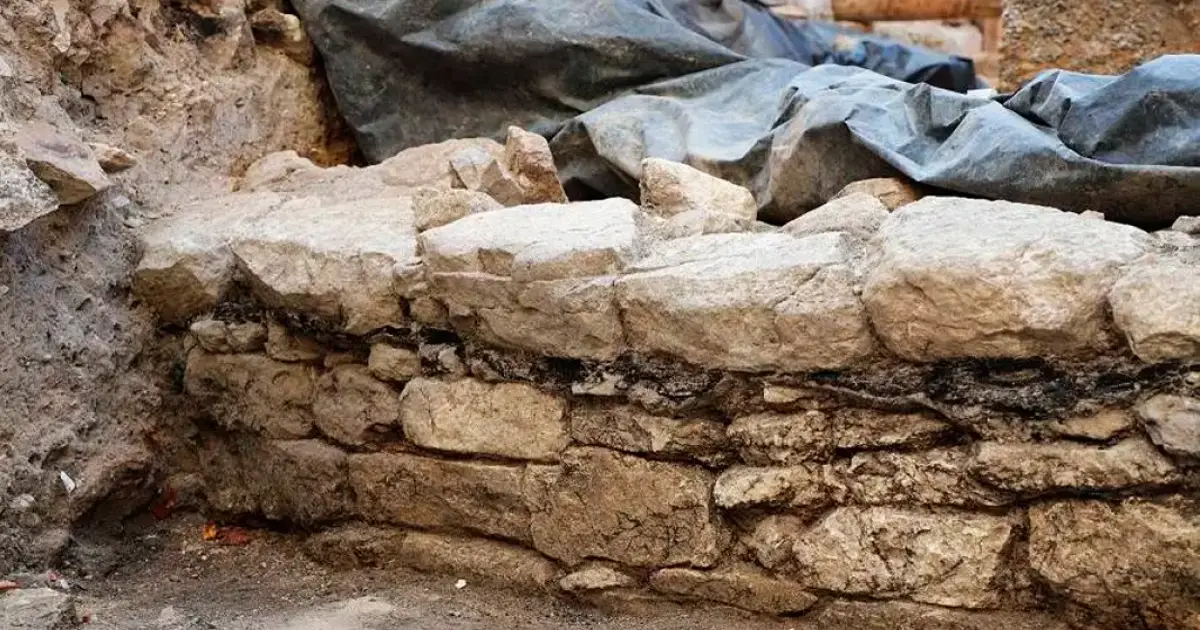 Muralha de 2 mil anos pode ser de Lutécia, cidade dominada por Júlio César que deu origem a Paris