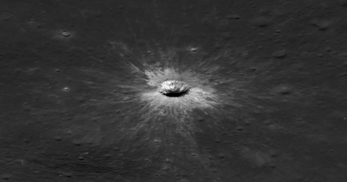Nasa identifica nova cratera na Lua causada por asteroide raro: confira