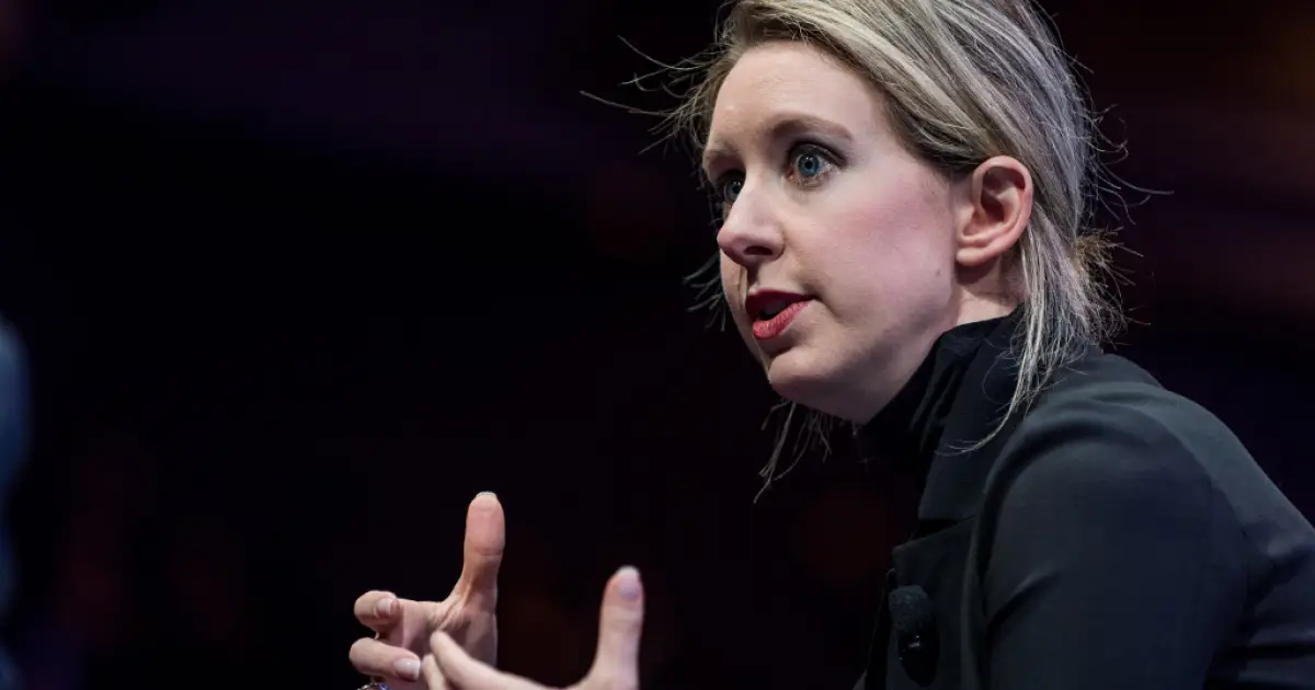 Quem é Elizabeth Holmes: entenda a condenação da fundadora da Theranos